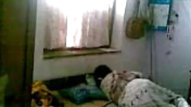 Pornografia sensual sem registo.  A boneca laranja saltou alegremente numa sexo amador pornô lança de montanha.