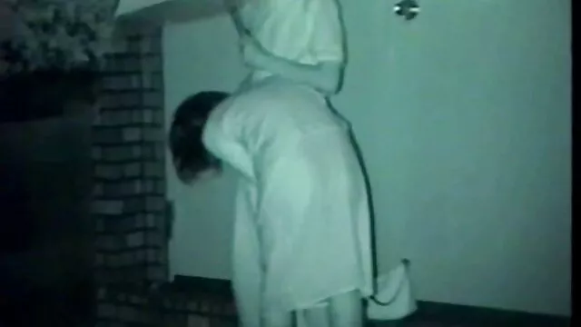 Pornografia sensual sem registo.  A loira plantou um ponto melhor porno amador do mundo estreito num barril forte.