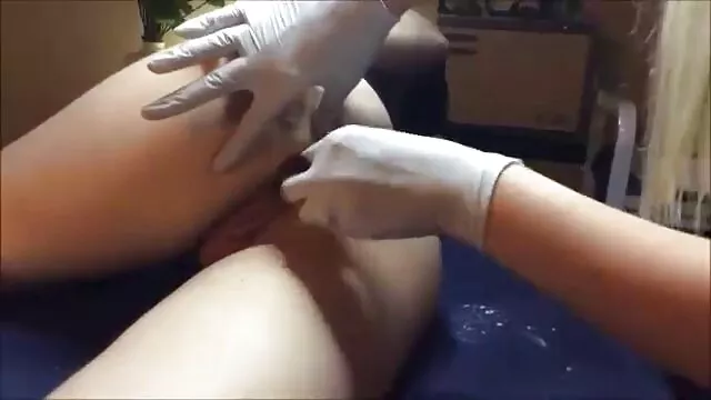 Pornografia sensual sem registo.  As videos caseiros de brasileiras lésbicas de cabelo escuro têm punhos anais.