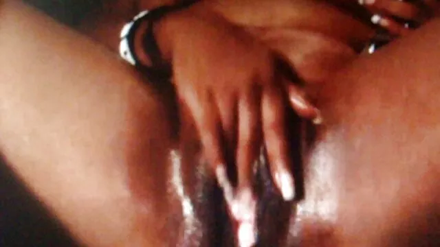 Pornografia sensual sem registo.  Apaguem a videos de sexo caseiro grátis galinha e acalmem-se na floresta.