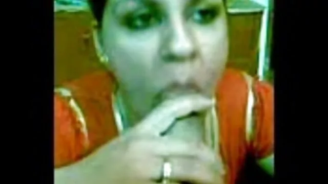 Pornografia sensual sem registo.  Namorada morena magra a foder vídeo pornô de sexo caseiro anal