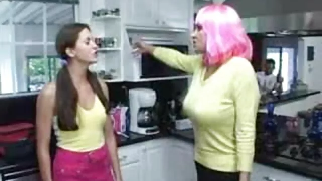 Pornografia sensual sem registo.  Enfermeira videos amadores eroticos teve sorte com Óculos, uma vez olhando, com dois bezerros