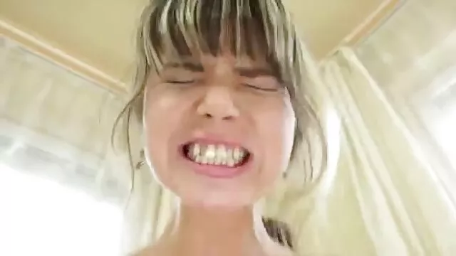 Pornografia sensual sem registo.  A mulher levou a mulher e o videos porno amador para celular amante e juntou-se a ele.