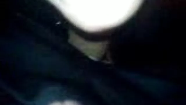 Pornografia sensual sem registo.  A miúda Ébona come uma vídeo pornô bem caseiro gorjeta.