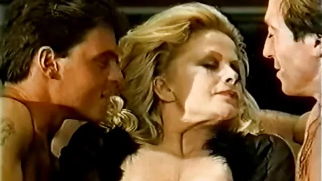 Pornografia sensual sem registo.  Russo e vem-te no video sexo amador na praia cu