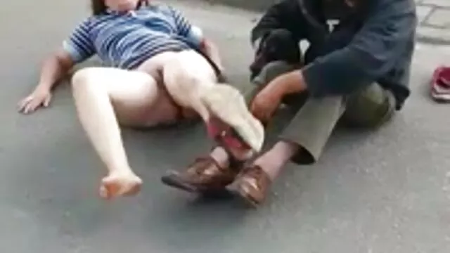 Pornografia sensual sem registo.  Vê a vadia descarregada dos seus filhos profundamente vídeo pornô amador de sexo perdida