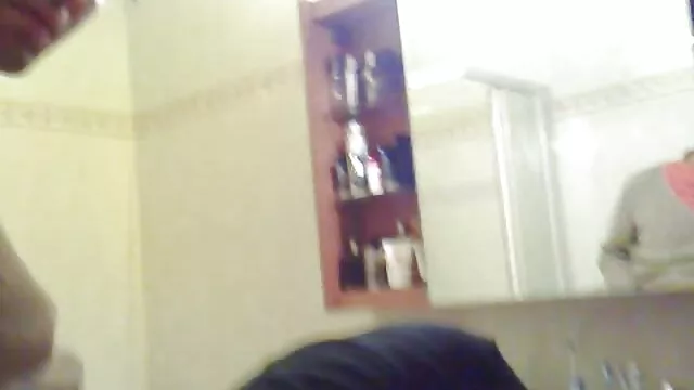 Pornografia sensual sem registo.  Com uma regulamentação russa incestuosa na casa de caiu na net porno videos banho, irmã virgem amaldiçoada.