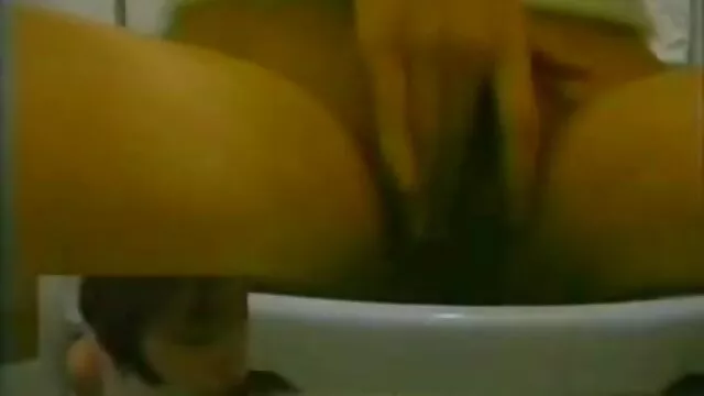 Pornografia sensual sem registo.  Uma namorada flagra pornor linda com ratas.