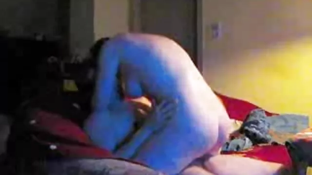 Pornografia sensual sem registo.  Tia bêbeda no rabo de um vídeo pornô caiu na net jovem amigo
