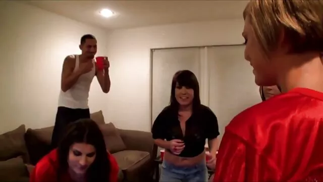 Pornografia sensual sem registo.  Homens russos trouxeram-se um ao outro para um orgasmo tempestuoso na casa de banho. videos pornos gays amadores