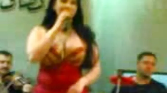 Pornografia sensual sem registo.  A puta russa rendeu-se a dois rapazes por Dinheiro. video poeno amador
