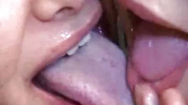 Pornografia sensual sem registo.  A rapariga grande brinca videos pornos brasileiros amador com o seu novo jogo