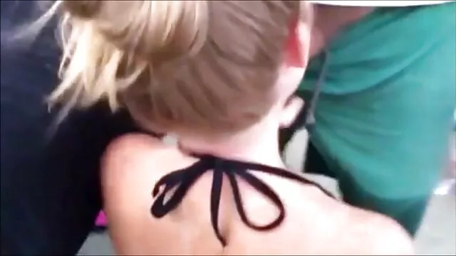 Pornografia sensual sem registo.  Um belo video amador brasileira homem musculado a trabalhar com um tipo vermelho.
