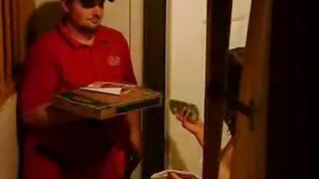 Pornografia sensual sem registo.  O tipo passa o vídeo pornô vídeo pornô amador dia a foder com uma miúda.