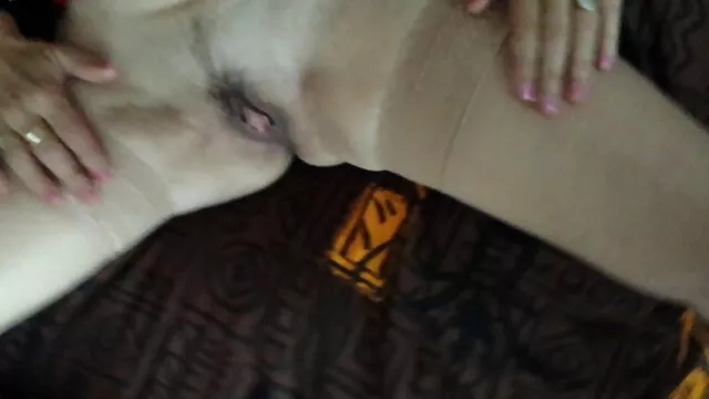 Pornografia sensual sem registo.  Um amigo a foder o amante com uma pila grande na videos de sexo amador escondido mesa.