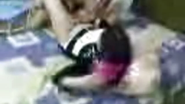 Pornografia sensual sem registo.  O careca empurrou-o corajosamente numa fenda latina molhada. porno caseiro os melhores