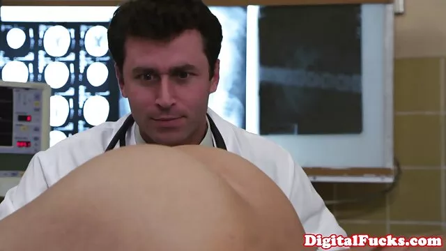 Pornografia sensual sem registo.  O fragas pornor massagista cria todo o cunnilingus quente