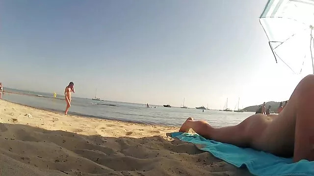 Pornografia sensual sem registo.  A miúda xvideo pornô amador bronzeada mata o namorado na câmara.