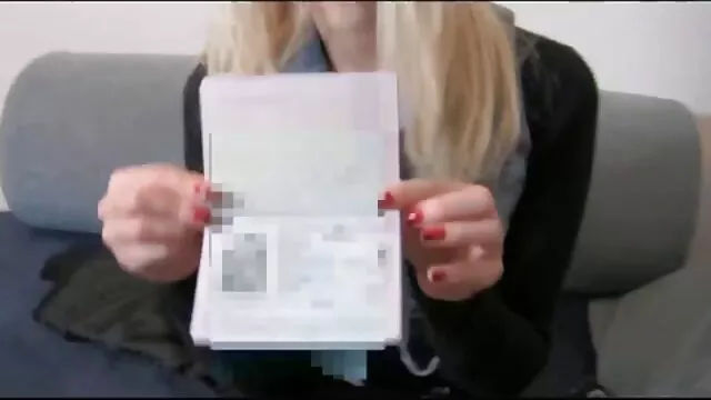 Pornografia sensual sem registo.  Um homem videos porno amador gratis maduro põe Mamilos jovens no rabo
