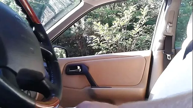 Pornografia sensual sem registo.  Mamilo russo a desfrutar de uma pila de vídeo pornô caseiro das coroas borracha na rata