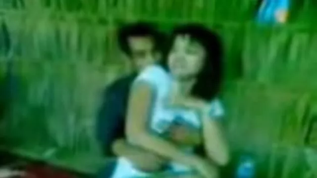 Pornografia sensual sem registo.  A videos caseiro brasileiros minha mãe ensina a rapariga a chupar uma pila correctamente.