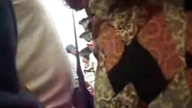 Pornografia sensual sem registo.  Um estrangeiro melhor site de videos caseiros pegou numa prostituta da aldeia e fodeu-a numa quinta.