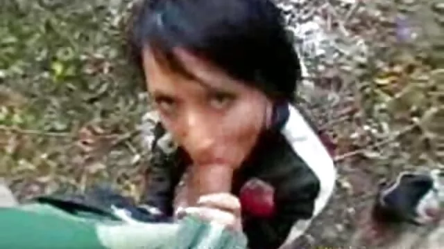 Pornografia sensual sem registo.  Maldita puta barata video amador pono no carro.