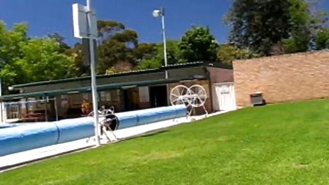 Pornografia sensual sem registo.  Uma linda video sexo gratis amador rapariga acaricia a sua rata
