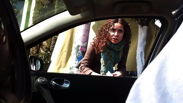 Pornografia sensual sem registo.  A irmã video caseiro casadas muda de roupa sem notar o curioso irmão.
