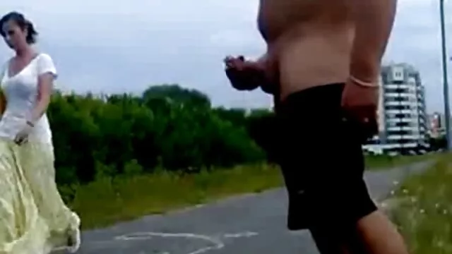 Pornografia sensual sem registo.  A cabra insaciável porno amador na faculdade caseira fode-o