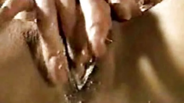 Pornografia sensual sem registo.  A rapariga dá pontapés e dispara para videos de pornos amadores a câmara