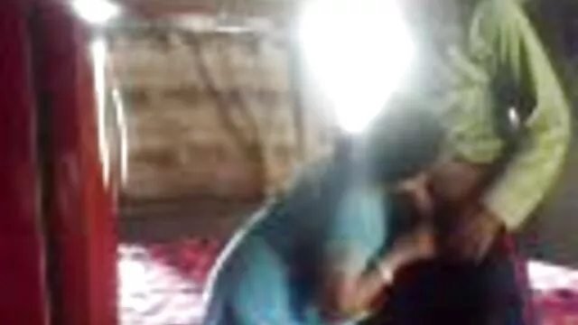 Pornografia sensual sem registo.  Loira sexo caseiro e brasileiro peluda masturba-se no chuveiro