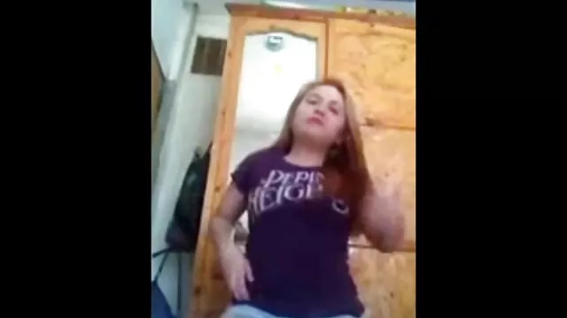 Pornografia sensual sem registo.  Um amante de fetiches novos videos de sexo amador faz dedos para ela própria.