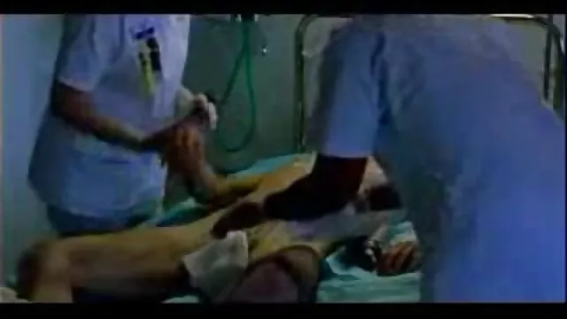 Pornografia sensual sem registo.  O vídeo pornô sexo caseiro tipo com a língua está feliz e mexe-se para o buraco.