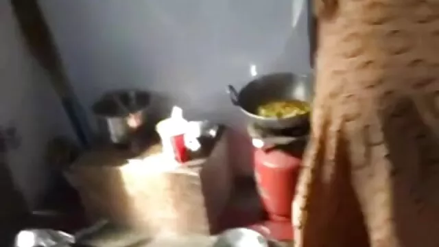 Pornografia sensual sem registo.  Homens a foder vídeo de pornô amador uma namorada Adormecida