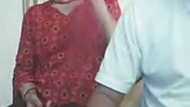 Pornografia sensual sem registo.  Uma miúda gira corre em todos os buracos vídeo pornô feito em casa com uma pila grande