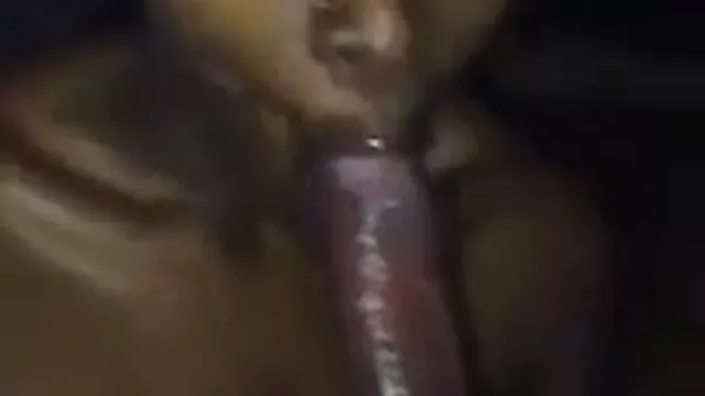 Pornografia sensual sem registo.  As namoradas revezam-se a chupar videos de sexo amador carioca uma pila de vibrador