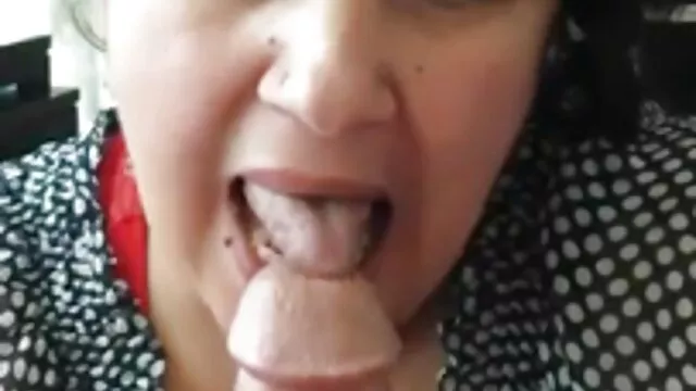 Pornografia sensual sem registo.  Parabéns, Ano Novo, por uma cabra com um vestido de vídeo de pornô baiano neve virgem.