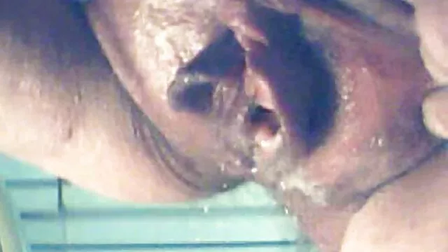 Pornografia sensual sem registo.  Morena de calças fritas vídeo pornô amador caseiro com Pénis grosso na rata