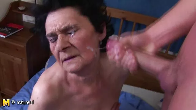 Pornografia sensual sem registo.  Uma jovem vídeo pornô caiu na net namorada Com uma cona doce
