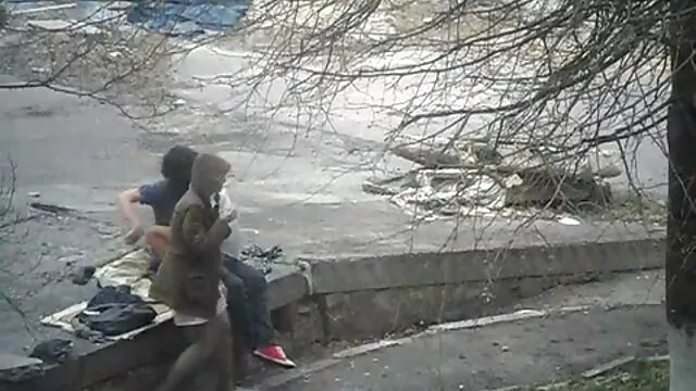 Pornografia sensual sem registo.  O Molato dá videos porno amador para celular pontapés à miúda russa à frente do homem perverso.