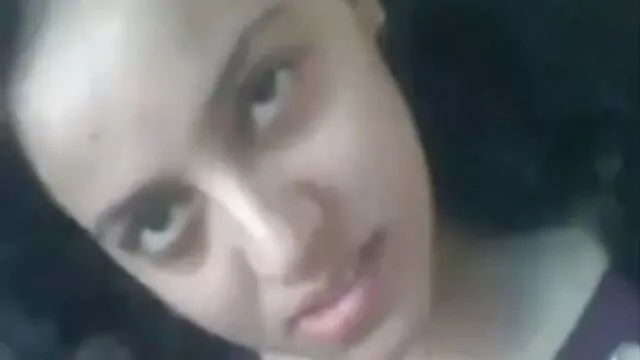Pornografia sensual sem registo.  O ginecologista faz comichão na vaca e examina-lhe a rata. melhores pornos amador