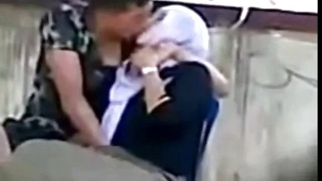 Pornografia sensual sem registo.  Linda morena cliente vídeo pornô amador anal servente cum era linda