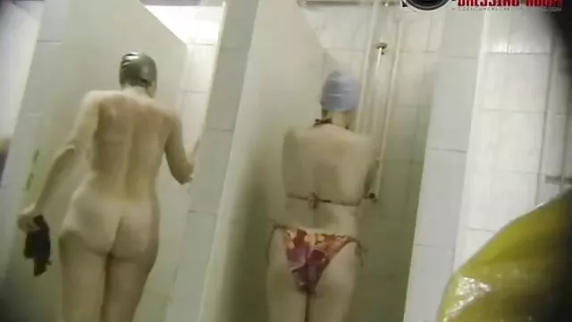 Pornografia sensual sem registo.  Professor idoso a vídeo pornô caiu na internet foder dois alunos