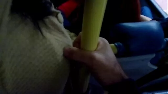 Pornografia sensual sem registo.  Pai e filho dividiram a rapariga russa em duas vídeo pornô vídeo pornô amador partes.