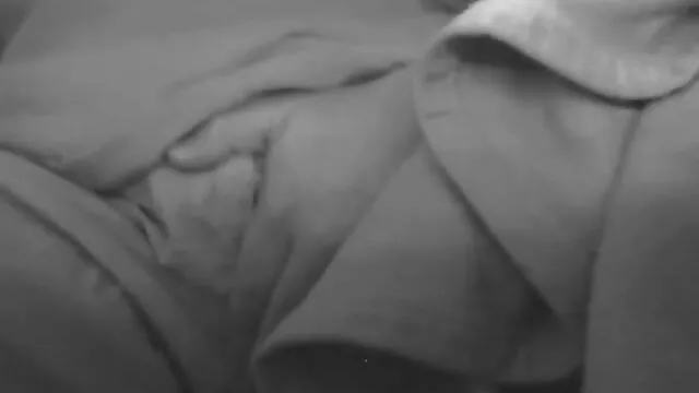 Pornografia sensual sem registo.  Na natureza, o idiota tem um videos de sexo amador com velhos mamilo estreito no braço.