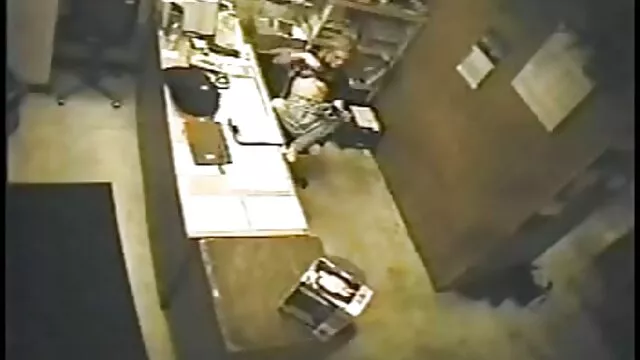 Pornografia sensual sem registo.  Uma pornos amadore loira na rua entregou estranhos