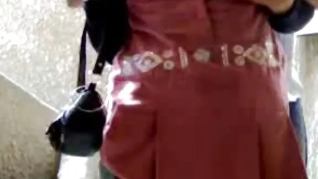 Pornografia sensual sem registo.  Dois tipos porn anal caseiro Giros e o amigo careca deles.