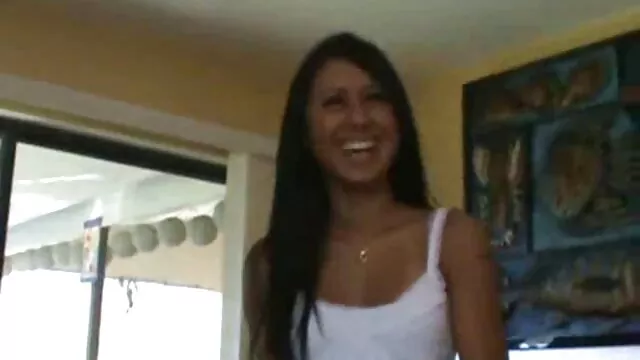 Pornografia sensual sem registo.  O video caseiro nacional asiático come uma pila pequena e peluda