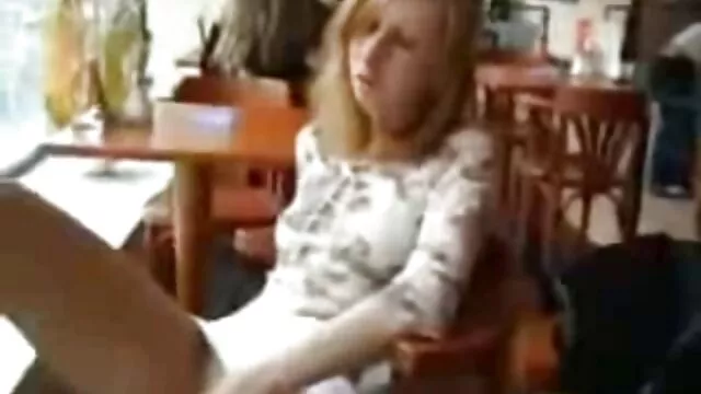 Pornografia sensual sem registo.  Mostra-lhe a rata molhada porno caseiro o melhor na câmara.